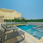 Detached With Private Pool In Oeluedeniz, וילה