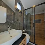 Detached With Private Pool In Oeluedeniz, וילה