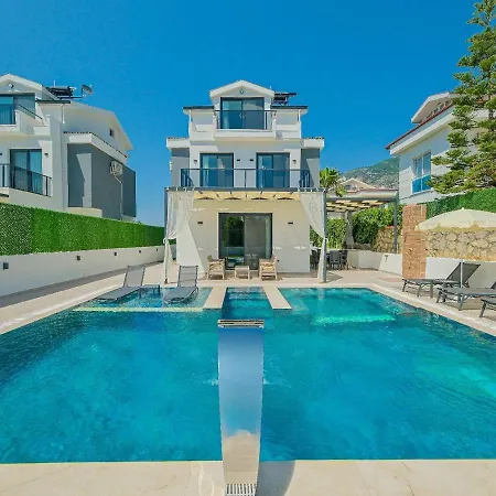 Detached With Private Pool In Oeluedeniz, וילה