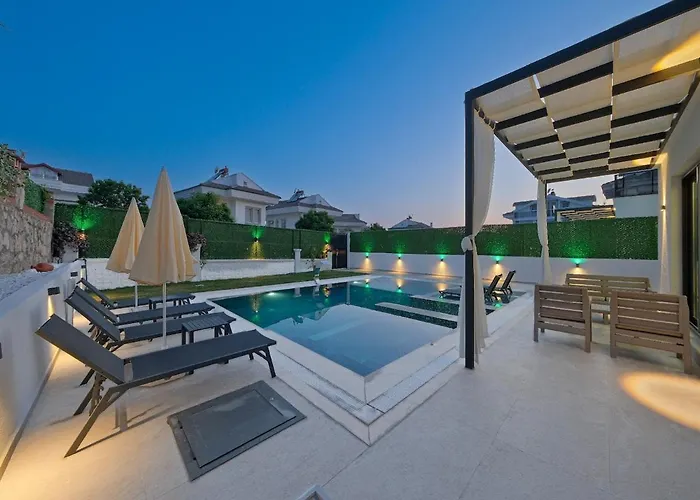 别墅 Detached With Private Pool In Oeluedeniz,